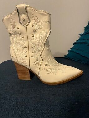 MIA Western Mid-Calf Boots Sz 8.5 Ivory Embroidered Pearl Stud Boots